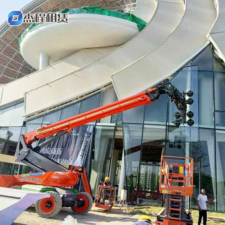 26米大型玻璃吸盘车出租应用于城市地标建筑玻璃安装