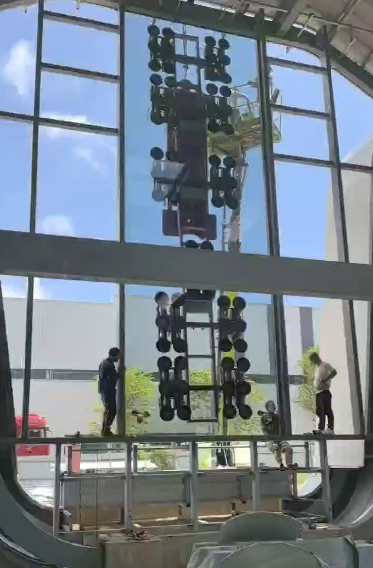 5吨电动吸盘租赁助力海南海岛4吨大玻璃安全吊装